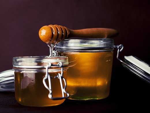 Пчеларите: Истинският мед рано или късно се захаросва