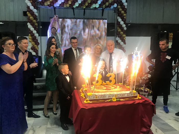 Трите поколения Митови духнаха свещичките за 33-годишния рожден ден на “Агроелит”