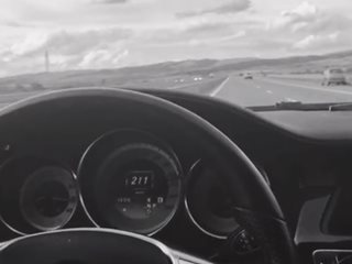 Жена "шофира" полулегнала в колата си с над 200 км/ч по магистралата (Видео)