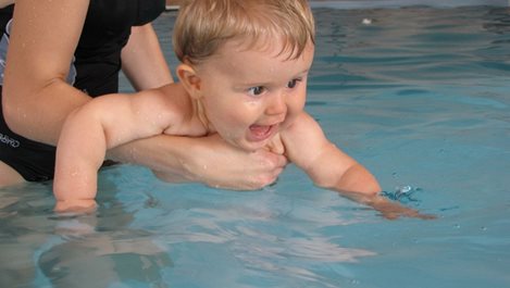 Плуването развива мозъка на бебетата