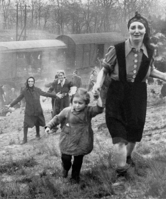 Еврейски затворници, след като са освободени от "Влака на смъртта"