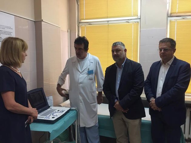 Столичният кмет Йорданка Фандъкова разглежда новия апарат в общинския онкодиспансер. СНИМКА: СТОЛИЧНА ОБЩИНА