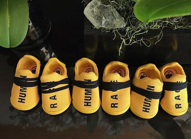 Имената на бебетата още се пазят в тайна. Единствената снимка, която Фарел е споделил в инстаграм е на обувчиците им.