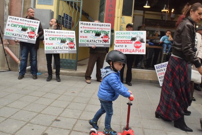 Жителите на няколко родопски села излязоха на протест срещу кариерите за добив на инертни материали. Протестът им успя - кариерите бяха затворени. 