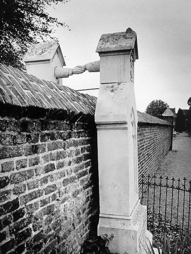 Гробовете на католичка и мъжа й - протестант