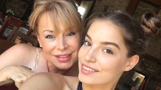 Мира Добрева се хвали с дъщеря си (Снимки)