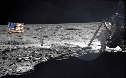 Нийл Армстронг бяга на Луната от болката след смъртта на болното си от рак момиченце
