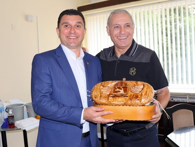 Кметът на Генерал Тошево Валентин Димитров подари на Стоичков специална гравирана кутия във формата на хляб.