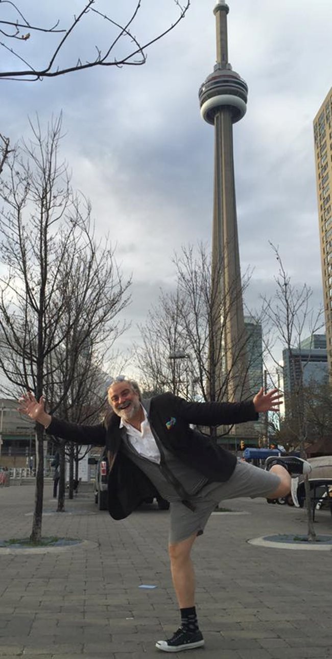 Актьорът пред телеви- зионната кула в Торонто  СНИМКИ: ФЕЙСБУК