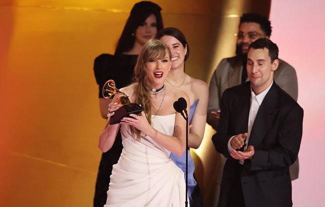 Тейлър Суифт стана първият артист, спечелил 4 награди “Грами” за албум на годината.