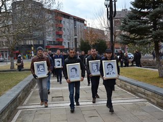 Майка с бебе спира танк на протестите “Искаме си имената!”