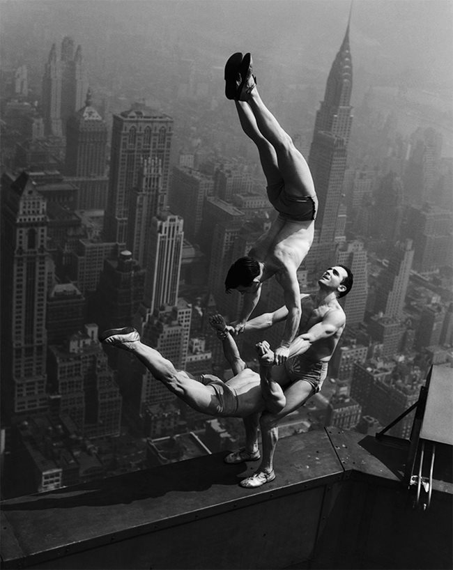 Акробати балансират на върха на Емпайър стейт билдинг