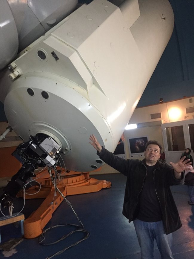 Д-р Никола Петров, директорът на обсерваторията в Рожен, демонстрира големия телескоп.