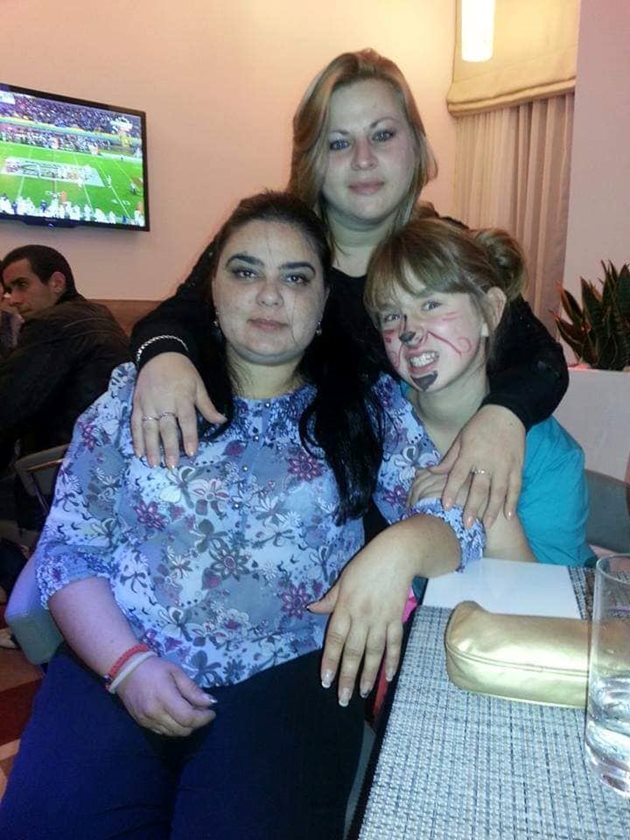 Йоана с майка си Албена и кръвната си близначка Биляна Стършелова (вляво)