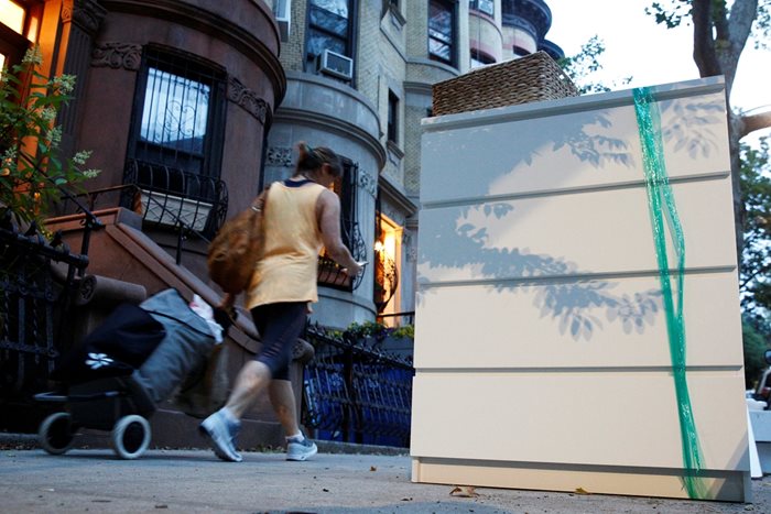 Скрин на ИКЕА от серията “Малм” е оставен на тротоар в нюйоркския квартал Бруклин, след като компанията обяви изтеглянето на почти 36 милиона подобни мебели от САЩ и Канада през 2016 г.
СНИМКА: РОЙТЕРС