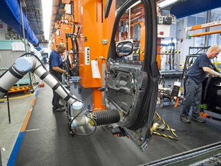 Роботи сменят хората в автомобилните заводи