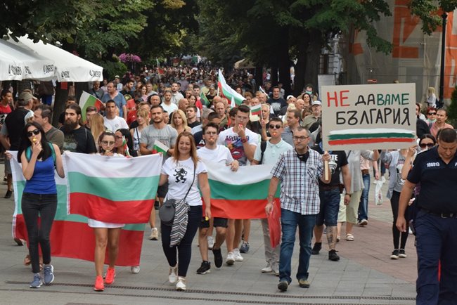 През лятото хиляди се включиха в протестите, но със захлаждането на времето протестната вълна отшумя. 