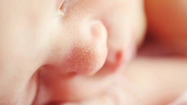Учени разкриха защо бебетата хълцат