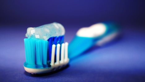 Необичайни употреби на четката за зъби за подобряване на външния вид