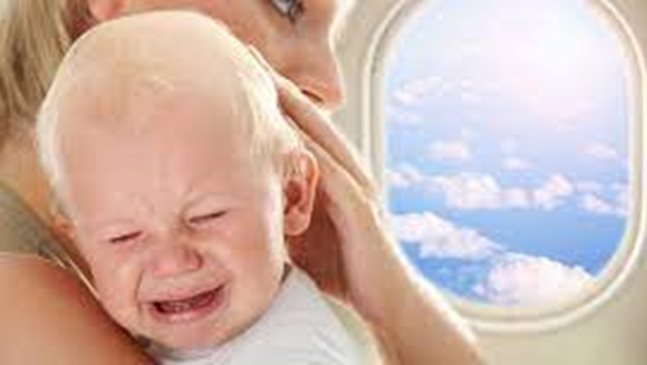 Защо бебетата плачат в самолета
