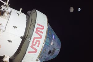 Модулът “Орион” от мисията “Artemis I” с гледка към Луната и Земята.
СНИМКА: НАСА