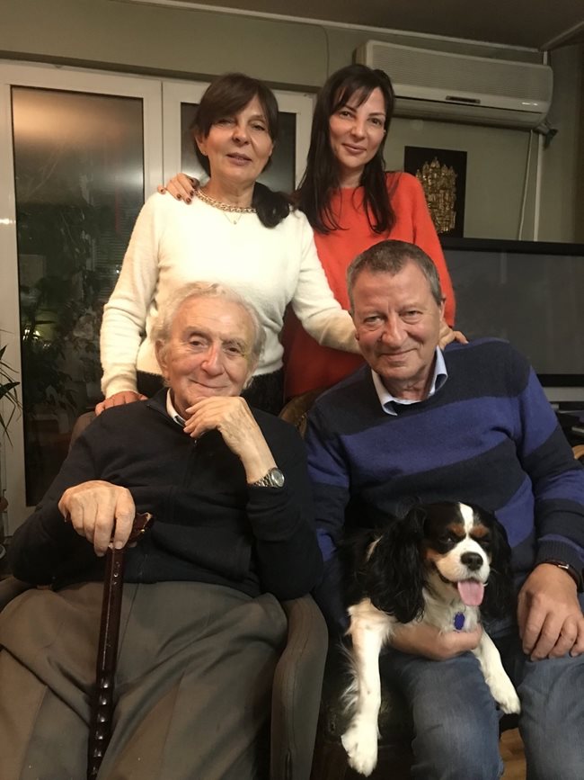 Анжел със сина си Раймонд, снахата Силвия, внучката Жаклин и кучето Джойси