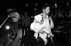 Ник Джонас излезе на сцената с дъщеря си