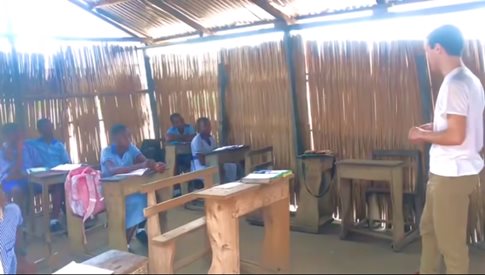 Можеш ли да нарисуваш вятърна мелница, пита синът на Яна Маринова учениците си  в Гана (Видео, обзор)