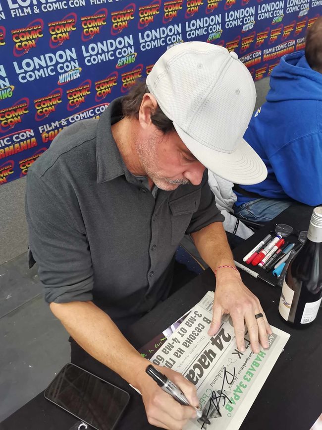 Дейв Шеридан дава автограф върху брой на "24 часа".