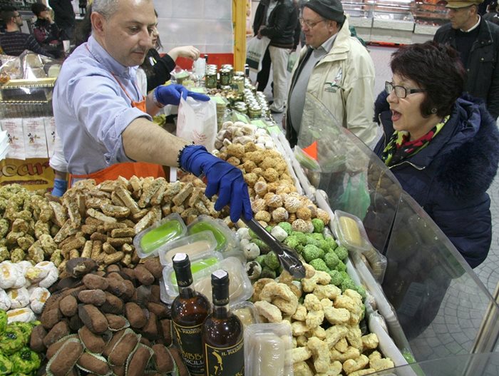 На мегафорума, който се провежда в Пловдив, посетителите могат да дегустират храни и напитки