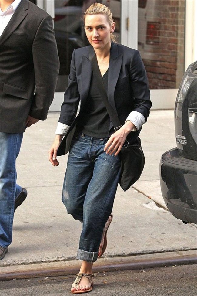 Кейт Уинслет комбинира дънки, тениска, сако и чанта сякаш извадени от момчешки гардероб.