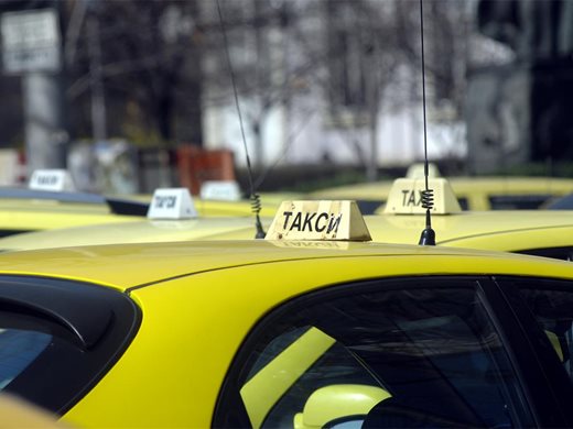 Таксиметрови шофьори на протест в центъра на София