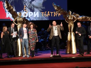 Народният театър с най-много награди “Икар”, директорът благодари на жена си и на Господ (Обзор)