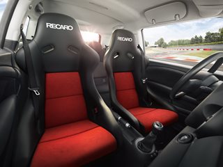 Производителят на седалки Recaro избегна фалита