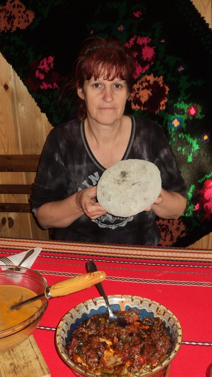 Дешка Кротева от разложкото село Горно Драглище пази традицията при приготвянето на нафпавок.