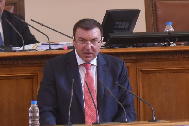 Здравния министър проф. Костадин Ангелов по време на парламентарния контрол днес. Снимки Велислав Николов