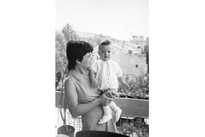 Малкият Димитър Рачков в ръцете на майка си. През следващите 2-3 години не обичал да се отделя и за 5 минути от нея.
