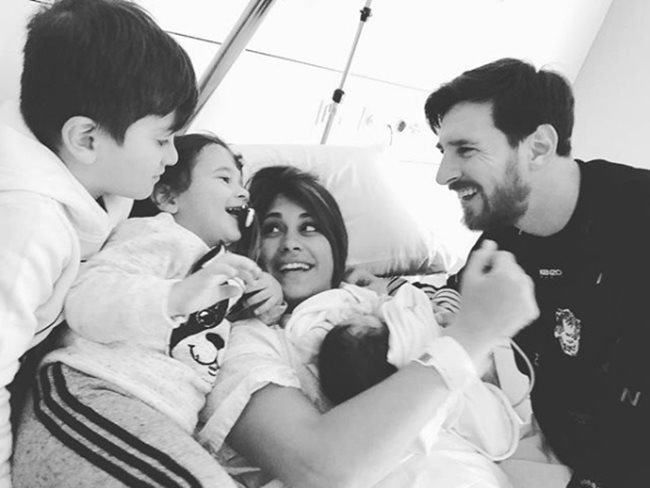 Семейството на Меси с новородения му син Чоро СНИМКА: Инстаграм/antoroccuzzo88