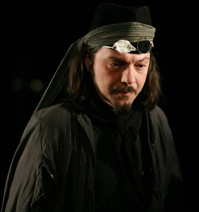 Чочо като  Македонски в постановката на Александър Морфов.