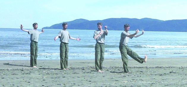 Българският инструктор по чигонг Владимир Рашев показва упражнения на морския бряг (насложен образ).