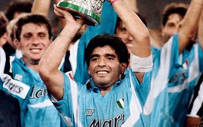Капитанът на “Наполи” Марадона с италианската Суперкупа през 1990 г. СНИМКА: Уикипедия