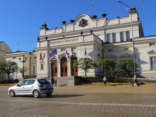 На първо четене: Депутатите закриха "Държавната петролна компания"