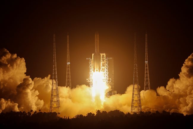 Изведоха китайския апарат Чанъе-5 успешно в орбита СНИМКА: РОЙТЕРС