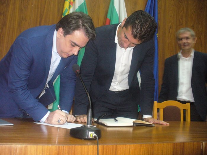 Двамата служебни министри се присъединиха към подписката в защита на комплекса "Марица изток". Досега тя е подписана от 100 хиляди души, увериха от синдикатите.