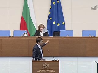 “Подвизите” на Венко Сабрутев в залата: колега аха да го набие, той “мъжествено” си го върна на Киселова (Обзор)