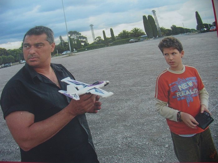 Мишел и Здравко се забавляват с радиоупрявлаем самолет в Монпелие.  Снимка: Личен архив