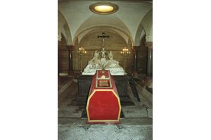 Ковчегът на Фердинанд в криптата на католическата църква "Св. Августин" в Кобург пред каменните саркофази на майка му и баща му.