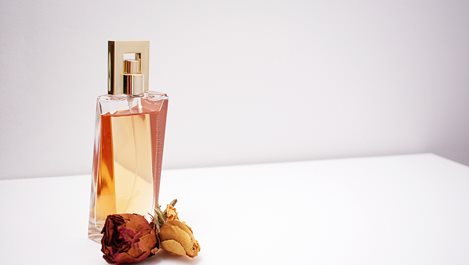 9 съвета, които могат да ни помогнат да ухаем на роза без скъп парфюм