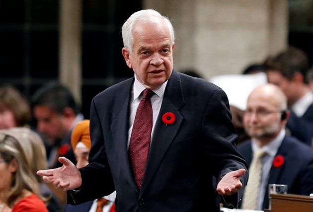 Канадският министър на имиграцията Джон Макколъм говори пред парламента в Отава.