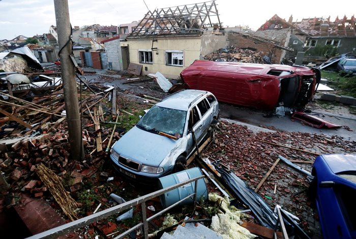 Торнадото помете напълно село Моравска Нова Вес и разруши квартали в няколко чешки града.